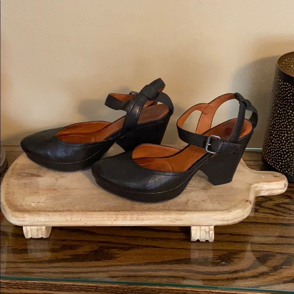 Gentle Souls black leather wedge heels shoes by Kenneth Cole